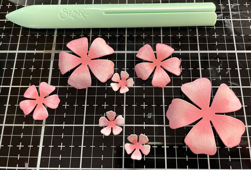 Fleurs réalisée avec l'outil de pliage et formatage Sizzix pour le papier